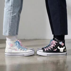 Cinnamoroll Converse blanche et noir porté par deux femmes