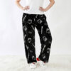 Pantalon Pyjama Hello Kitty Noir porté par une femme