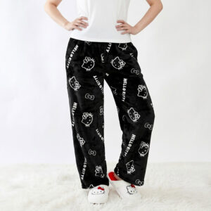 Pantalon Pyjama Hello Kitty Noir porté par une femme