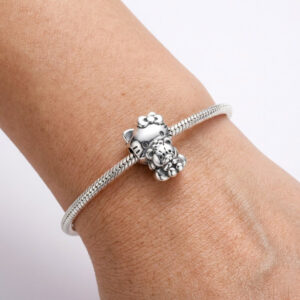 Charms Pandora Hello Kitty argent 925 porté sur un poignet