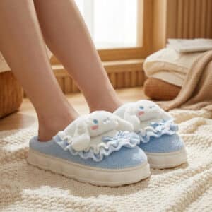 Chausson Cinnamoroll Sanrio bleu porté par une femme