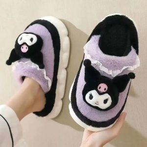 Chausson Kuromi violet et noir porté par une femme