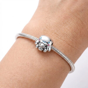 Cinnamoroll Charm porté sur un bracelet pandora