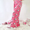 Bas de Pyjama Hello Kitty Rose​ en polaire douce porté par une femme