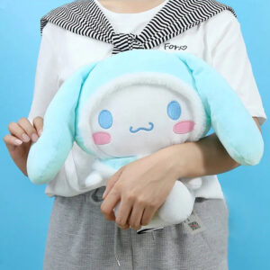 Kawaii Cinnamoroll Peluche 25cm porté par une femme
