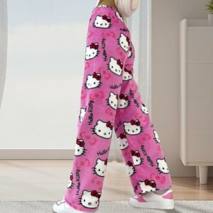 Pantalon Pyjama Hello Kitty Rose en polaire porté par une femme