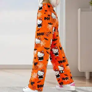 Pyjama Hello Kitty Halloween orange porté par une femme