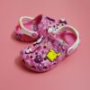 Crocs Hello Kitty Rose avec charms hello kitty et ses amis