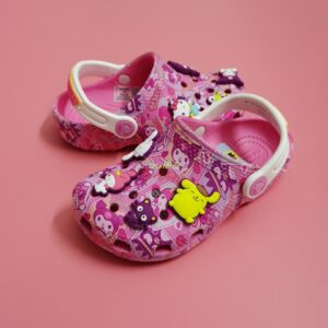 Crocs Hello Kitty Rose avec charms hello kitty et ses amis