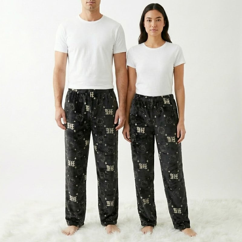 Bas de Pyjama Hello Kitty noir et blanc très doux porté par un Homme et une femme