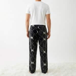 Bas de Pyjama Hello Kitty noir et blanc très doux porté par un Homme vu de dos