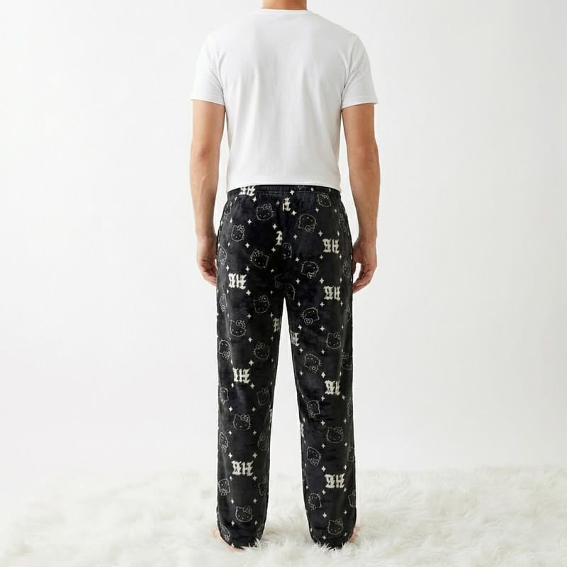 Bas de Pyjama Hello Kitty noir et blanc très doux porté par un Homme vu de dos
