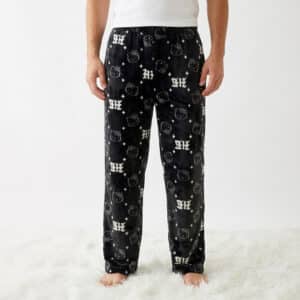 Bas de Pyjama Hello Kitty Homme noir et blanc très doux porté par un Homme vu de face