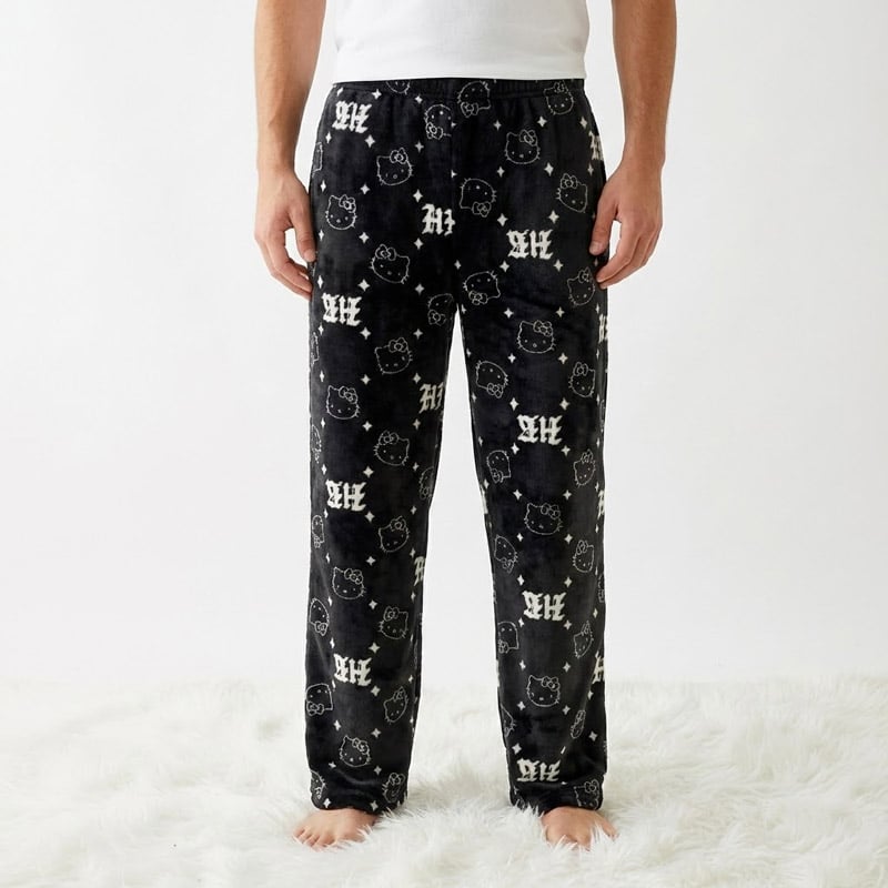 Bas de Pyjama Hello Kitty Homme noir et blanc très doux porté par un Homme vu de face