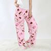 Hello Kitty Pyjama Pants rose porté par une femme