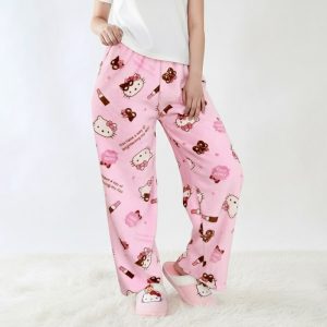 Hello Kitty Pyjama Pants rose porté par une femme