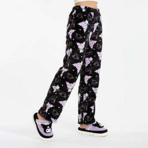 Kuromi Pyjama Pants noir et violet porté par une femme