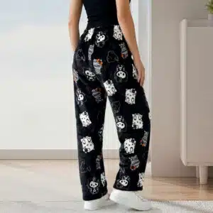 Bas de Pyjama Hello Kitty Halloween noir vu de dos porté par une femme