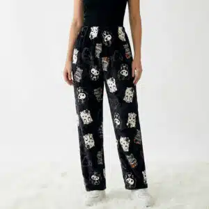 Bas de Pyjama Hello Kitty Halloween noir vu de face porté par une femme