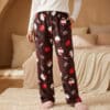 Pyjama Polaire Hello Kitty noir porté par une femme