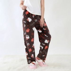 Pyjama Polaire Hello Kitty noir porté par une femme​