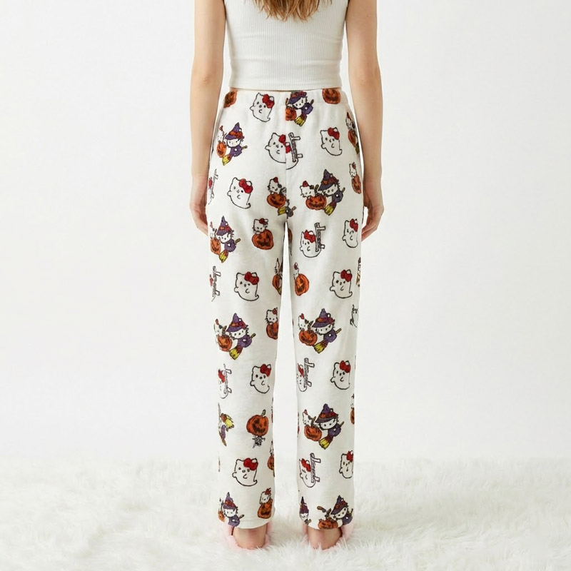 Pantalon Pyjama Hello Kitty Halloween blanc porté par une femme vu de dos