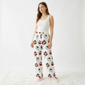 Pantalon Pyjama Hello Kitty Halloween blanc porté par une femme