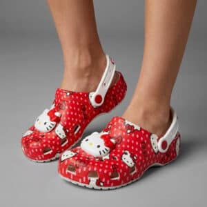 Crocs Hello Kitty Enfant​ rouge porté par une adolescente pointure 35