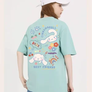 T Shirt​ Cinnamoroll bleu pour adulte porté par une femme