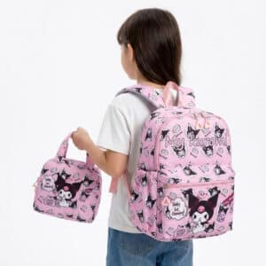 Sac à dos Kuromi rose avec lunch bag porté par une fille