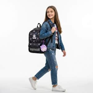 Sac Kuromi Noir porté par une adolescente