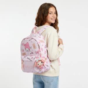 Sac à dos My Melody rose porté par une adolescente