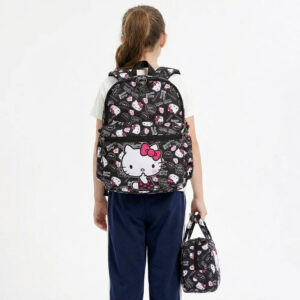 Sac à Dos Hello Kitty Noir​ sur le dos du jeune fille