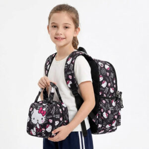 Sac à Dos Hello Kitty Noir​ avec lunch bag porté par une fille