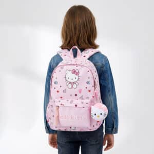 Sac à Dos Hello Kitty Rose porté par une fille