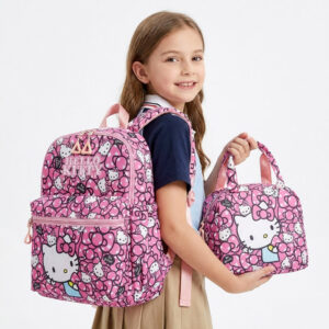 Sac à Dos Hello Kitty rose et lunch bag porté par une fille de 6ans