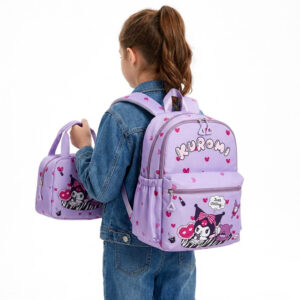 Sac à Dos Kuromi violet avec lunch bag porté par une fille