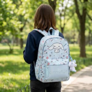 sac à dos cinnamoroll bleu porté par un enfant