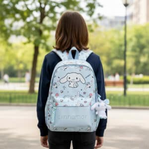 sac cinnamoroll bleu pastel porté par une fille