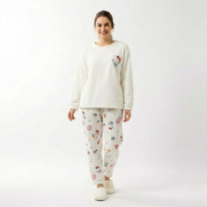 Pyjama Hello Kitty Ensemble porté par une femme