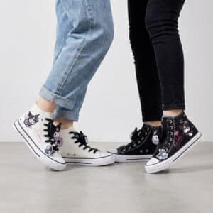 Converse Kuromi noir et blanche porté par deux femmes