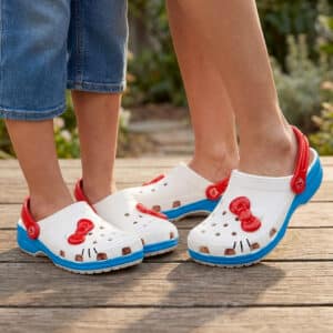 Crocs Femme Hello Kitty porté par un adulte et un enfant