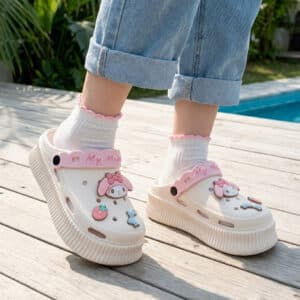 Crocs My Melody porté par une femme