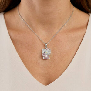 Collier Hello Kitty Swarovski rose et argent porté sur une femme