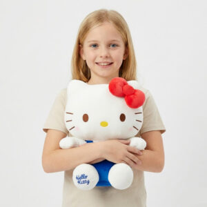 Hello Kitty Peluche Original 30cm porté dans les bras d'une fille