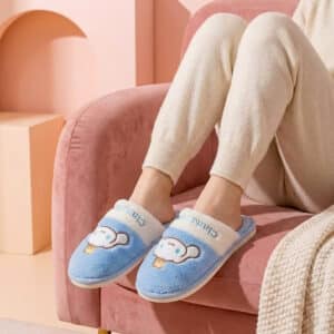 Chausson Cinnamoroll Kawaii​ bleu porté par un adulte