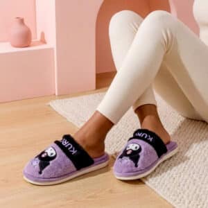 Chausson Kuromi Sanrio violet porté par une femme