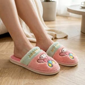 Chausson My Melody et Flat Sanrio rose porté par une femme