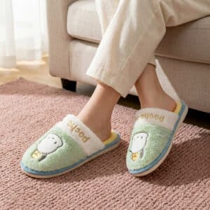 Chausson Pochacco Sanrio Vert et Jaune porté par une femme