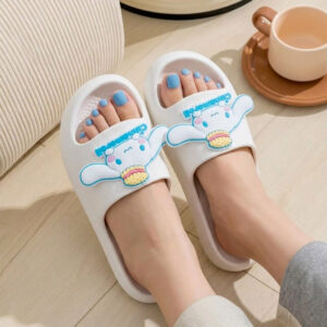 Claquette Cinnamoroll blanc et bleu porté par une femme